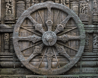 Stone_wheel_engraved_in_the_13th_century_built_Konark_Sun_Temple_in_Orissa,_India-fotor-20251204164252